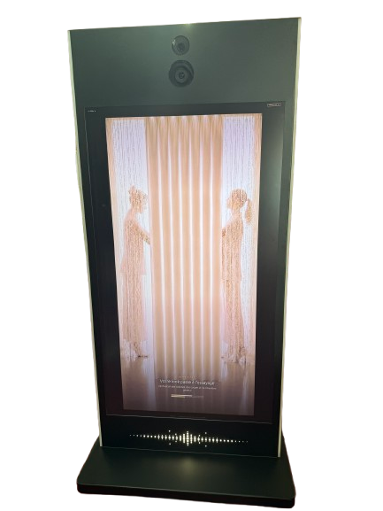 Le totem Cabine ONE, finition noir mat et détails dorés